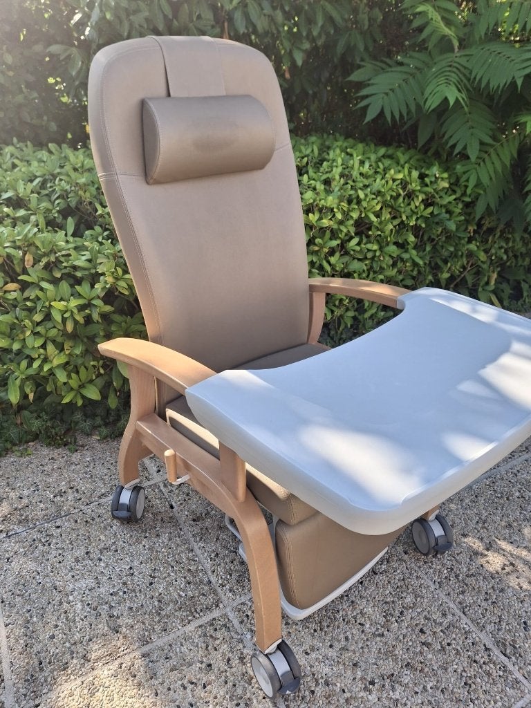 comfortstoel / geriatrische stoel met tafel, Huis en Inrichting, Ophalen, Zo goed als nieuw