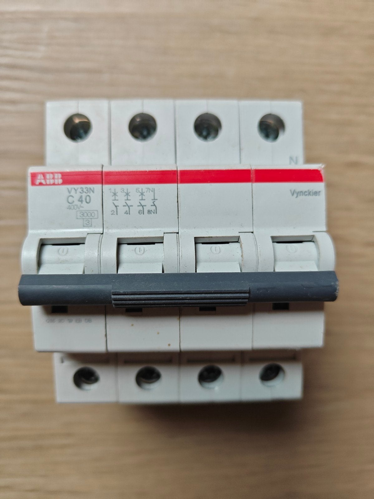 ABB Vynckier VY33N C40 installatieautomaat. 4-polig (3P+N),, Enlèvement