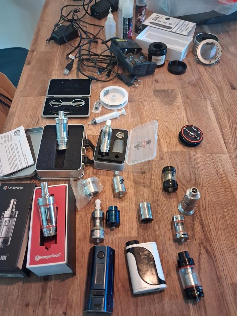Lot divers accessoires cigarettes électroniques, Enlèvement