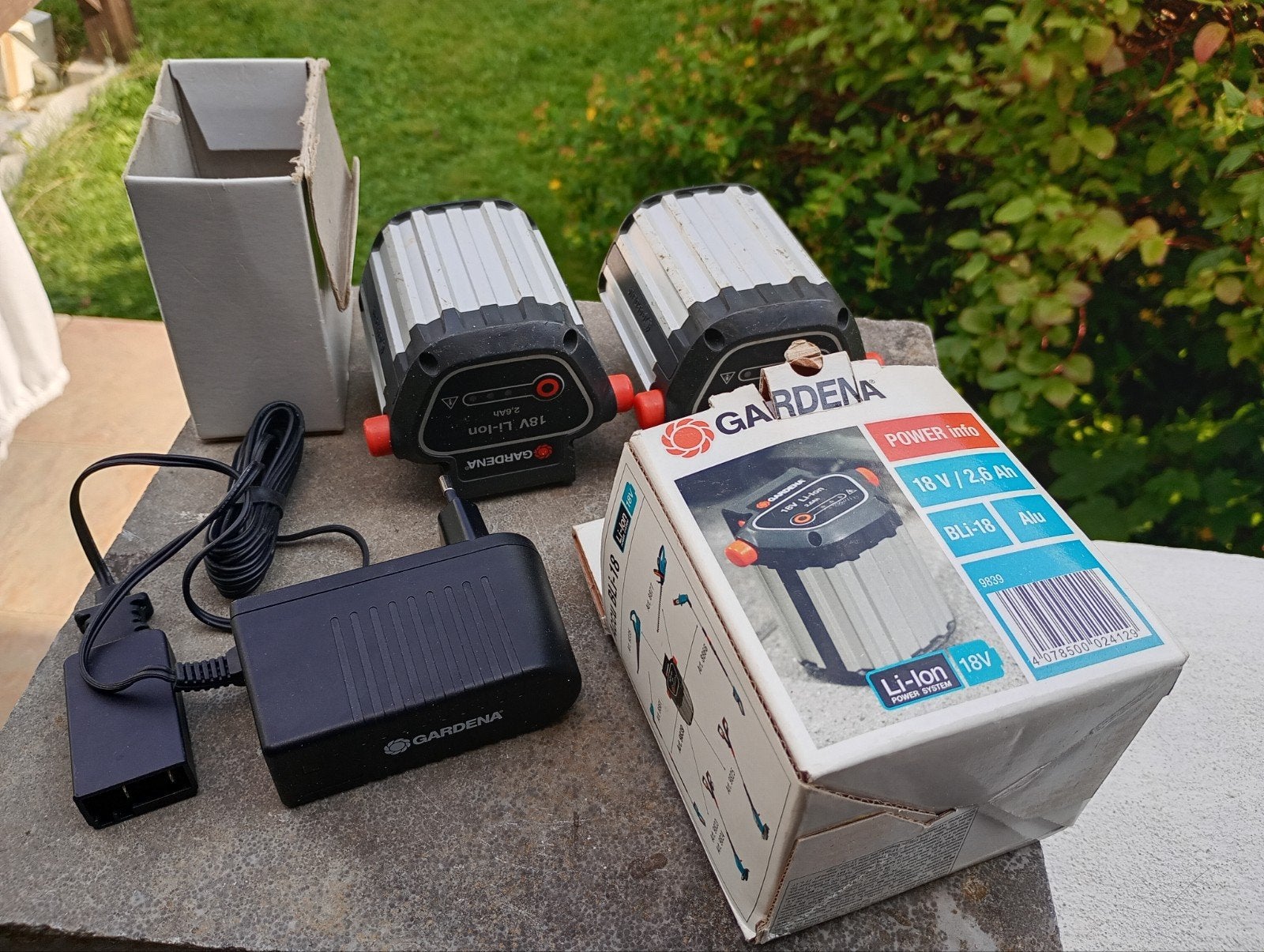 Lot de 2 batteries Gardena avec chargeur, Enlèvement ou Envoi