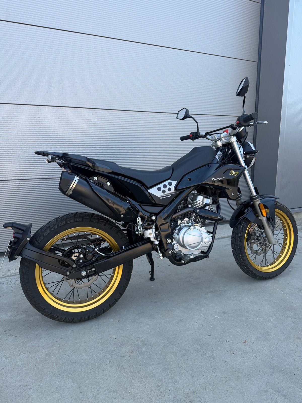 Rieju Scrambler 2021 125cc - en parfait état - 1200 km, Motos, Motos | Honda, Occasion, Permis Moto A1 minimum, Particulier, Éclairage LED