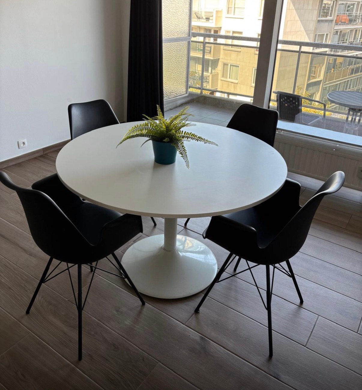 Eettafel met 4 stoelen, Ophalen, Kunststof, Gebruikt, Rond