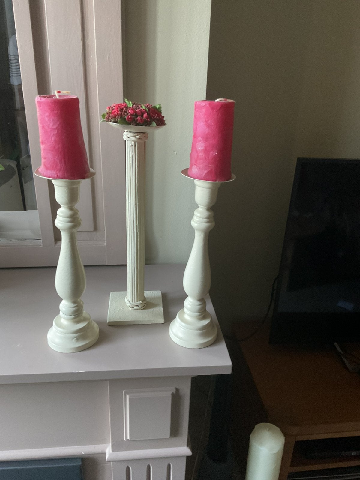 Witte kandelaars met rode kaarsen en bloemetje, Ophalen