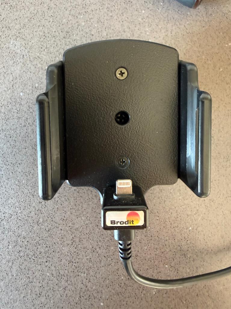 Brodit telefoonhouder met laadfunctie voor iphone met hoesje, Telecommunicatie, Ophalen of Verzenden, Zo goed als nieuw, Auto
