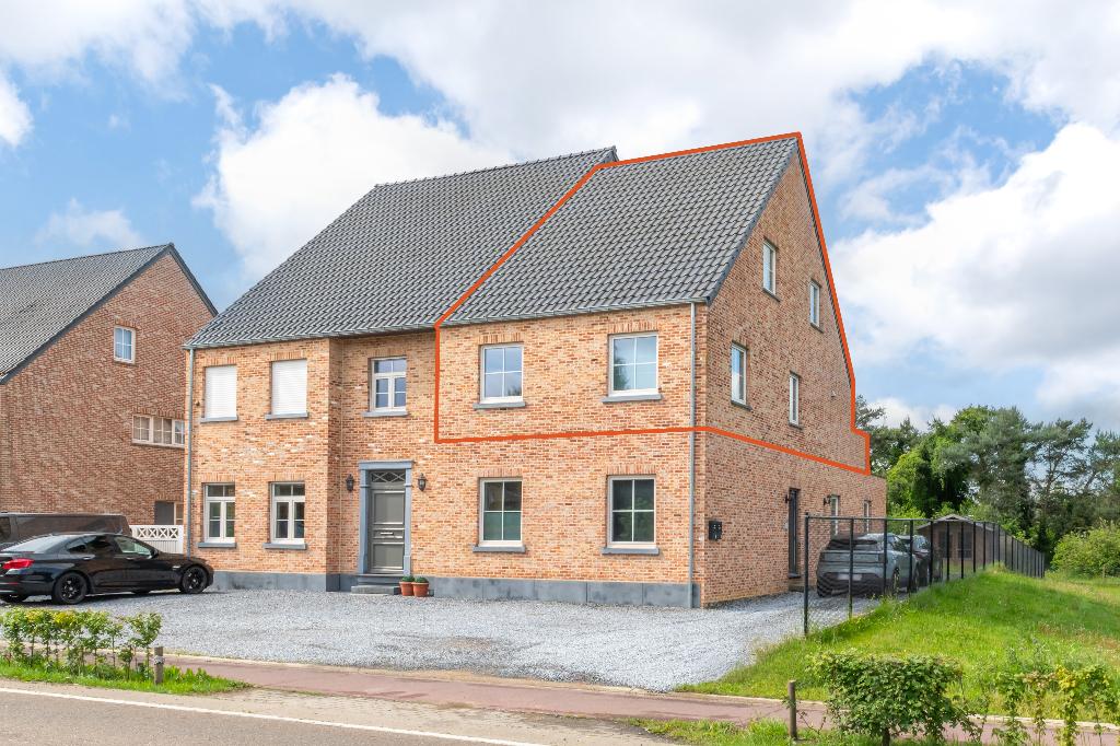 Instapklaar duplex-appartement met terras en 2 parkings, Immo, Huizen en Appartementen te koop, 59 kWh/m²/jaar, 120 m², 2 kamers