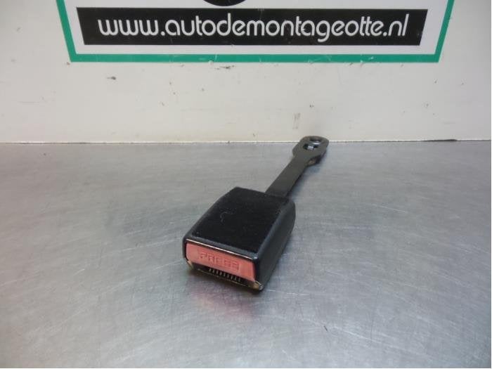 Insertion ceinture de sécurité avant droite d'un Peugeot 3, -, Utilisé, -, Peugeot