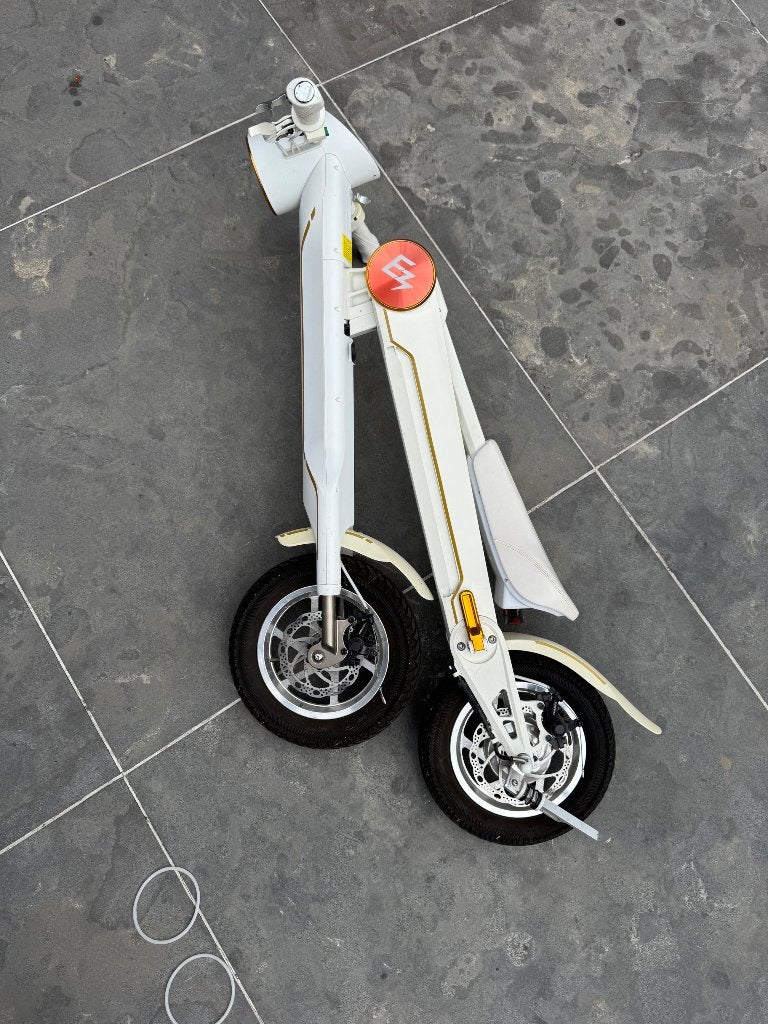 Elektrische Step met zadel, Fietsen en Brommers, Steps, Zo goed als nieuw, Elektrische step (E-scooter), Ophalen