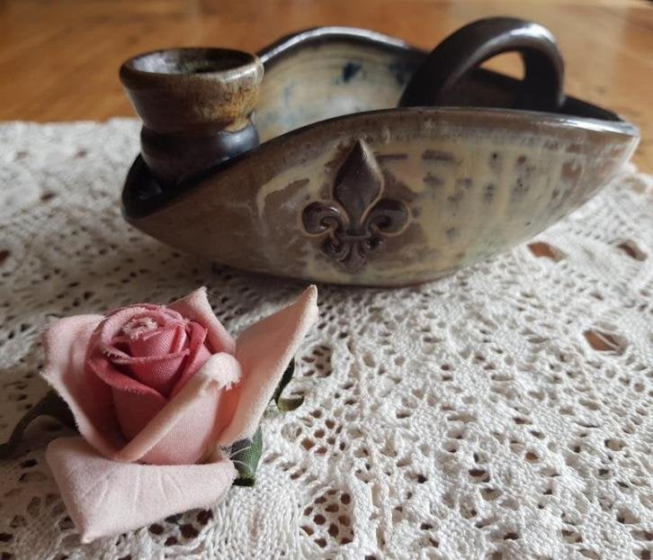 Vintage gres blaker/ kandelaar met Franse lelie, Antiquités & Art, Curiosités & Brocante, Enlèvement ou Envoi