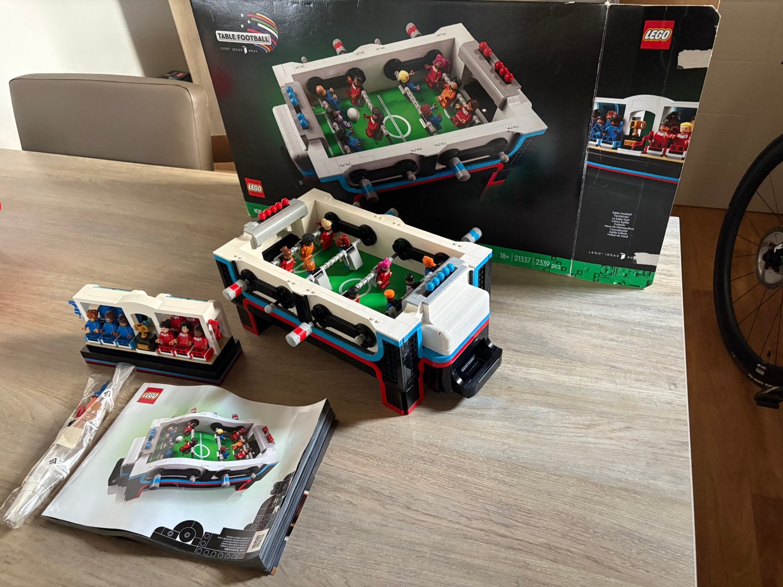 Lego ideas 21337 tafelvoetbal Ik weet niet of er iets mist v, Lego, Ophalen of Verzenden, Compleet, Ideas