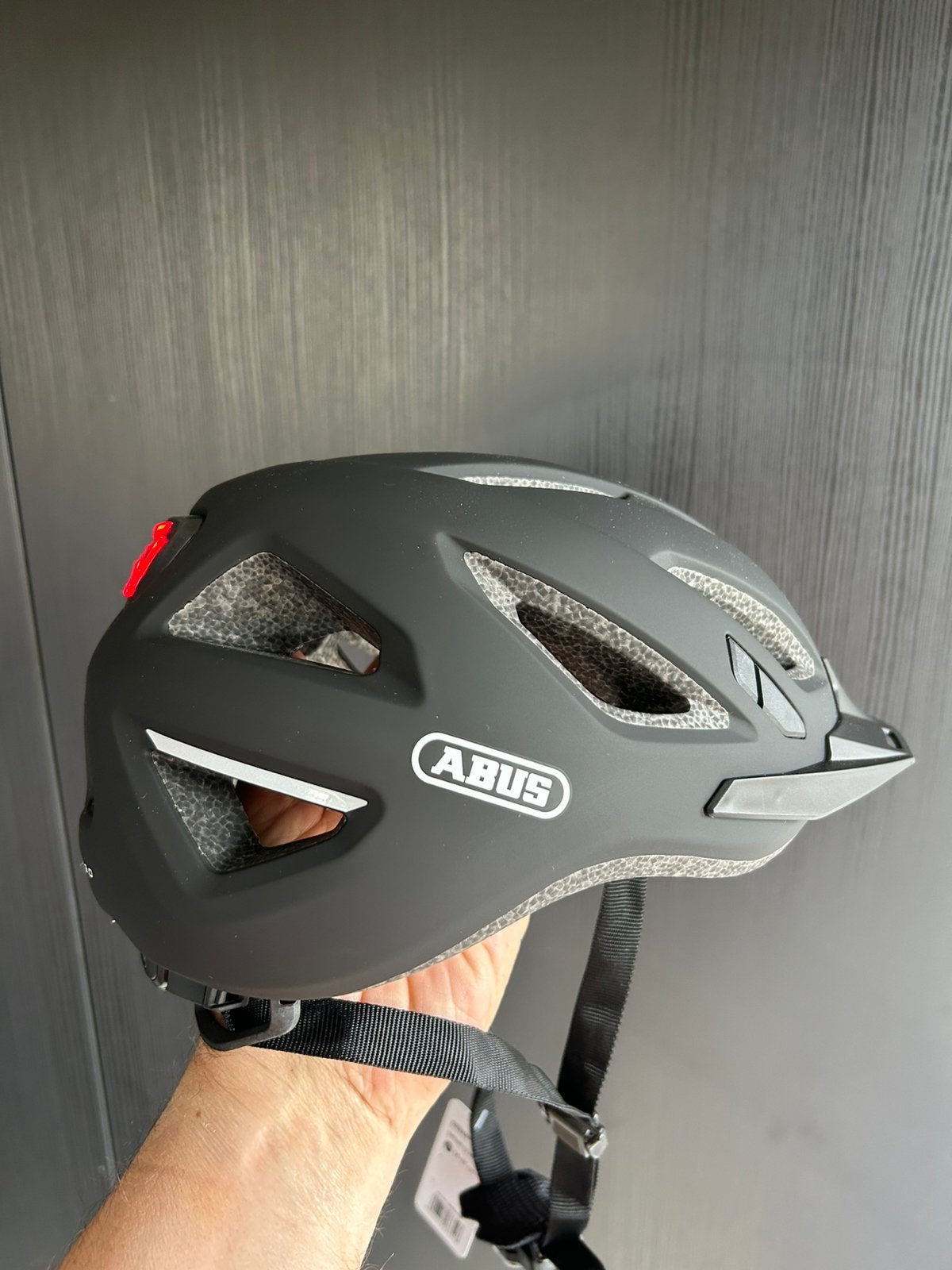 Nieuwe Abus fietshelm met achterlicht L, Ophalen, Zo goed als nieuw, L