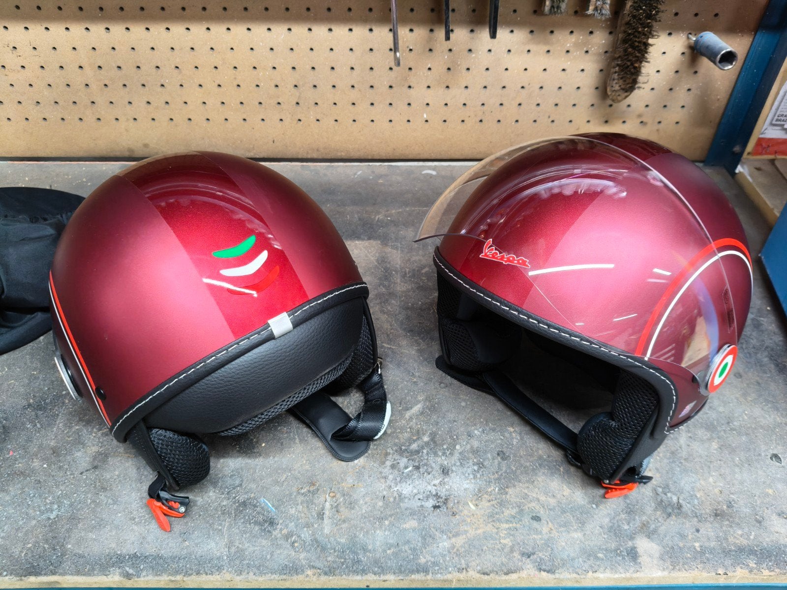 2 Vespa helmen te koop, Fietsen en Brommers, Ophalen