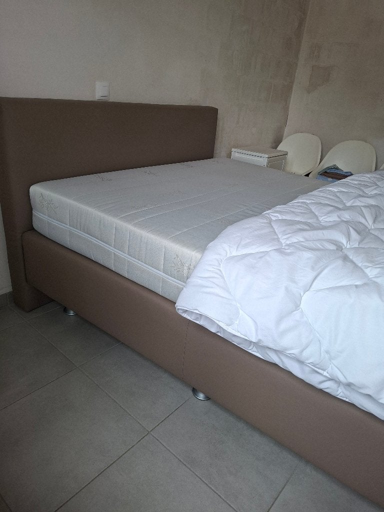 Bed, Comme neuf, Brun, Enlèvement, 160 cm
