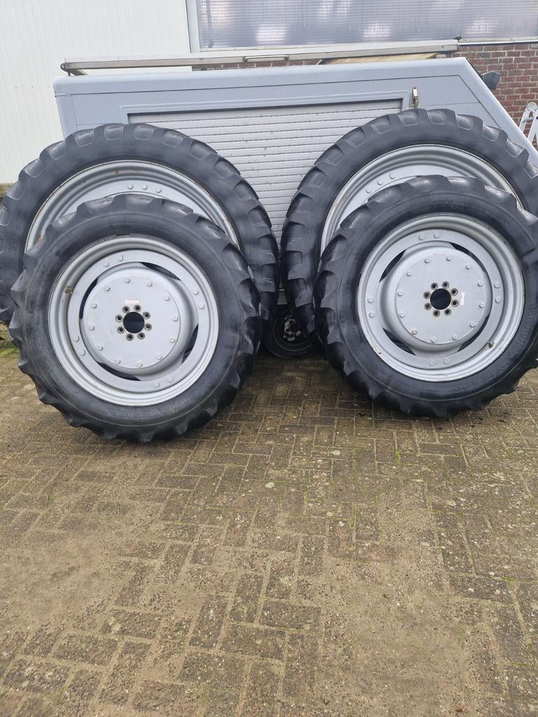 Velgen en banden tractor agrarisch, Ophalen