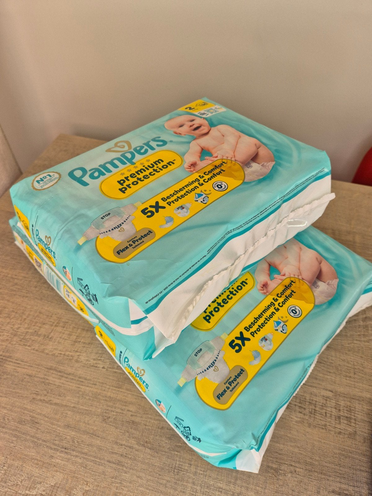 lot pampers maat 2 en vochtige doekjes, Kinderen en Baby's, Ophalen