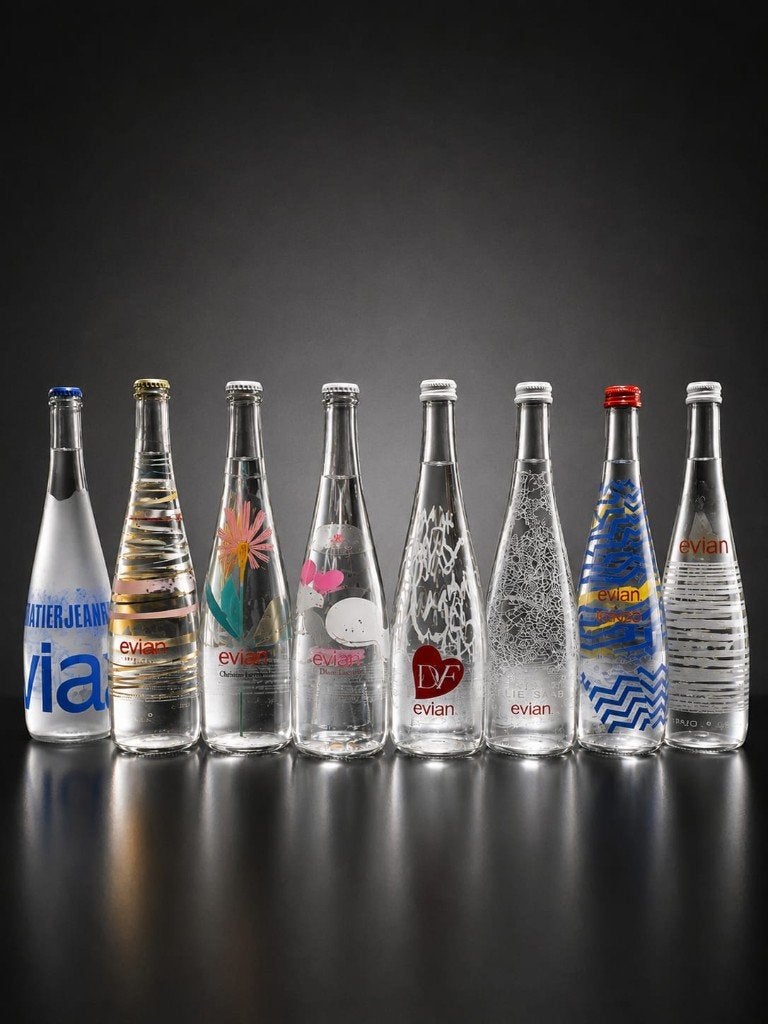 Lot de 8 bouteilles en verre Evian collector., Enlèvement, Neuf