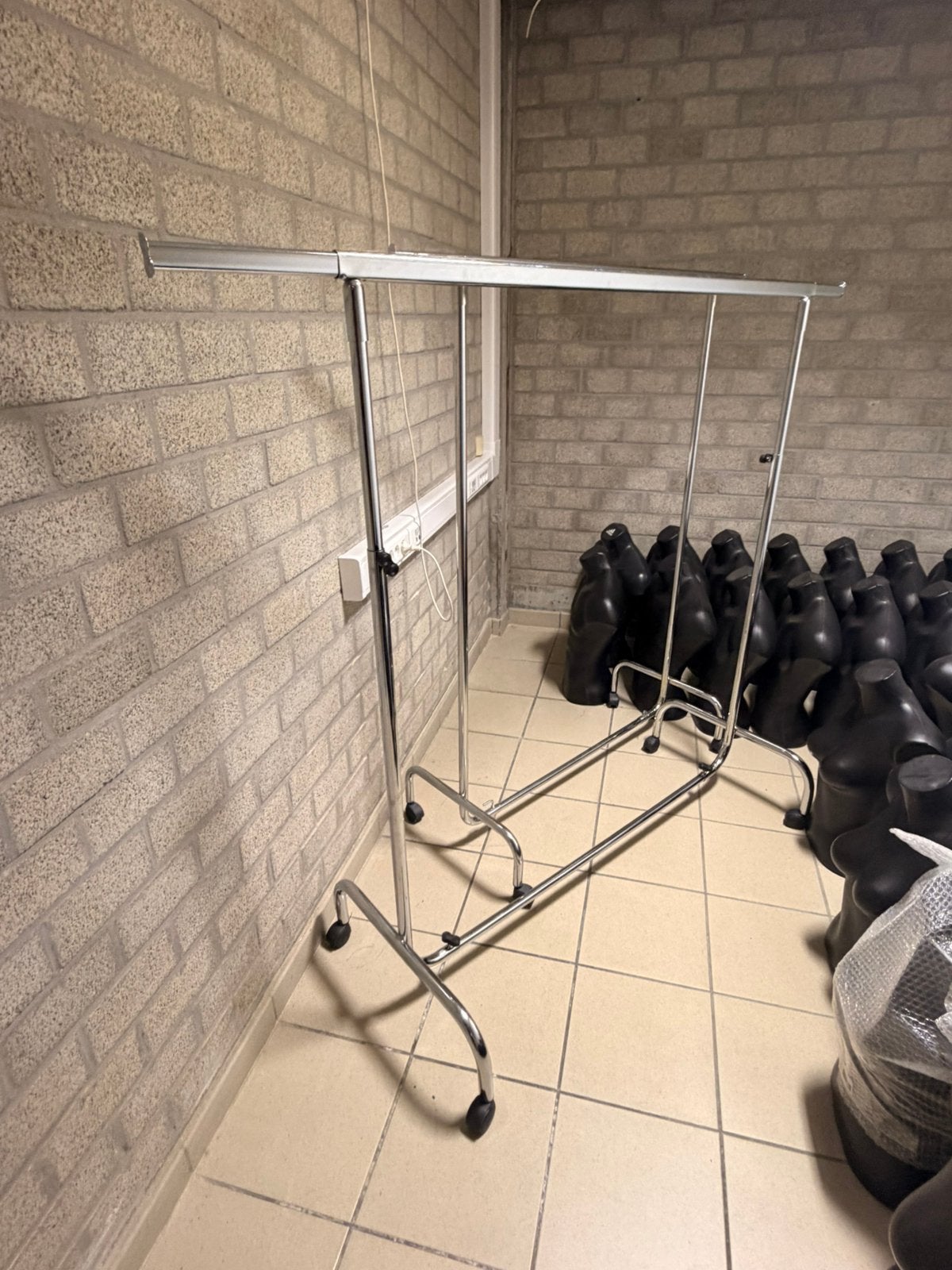Portant tringle à vêtements, Enlèvement, Avec roues, Comme neuf