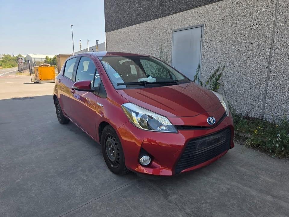 2014 Toyota Yaris 1.5 Hybride 55kw 51.000km, Auto's, Toyota, Stof, 4 cilinders, Te koop, Rood