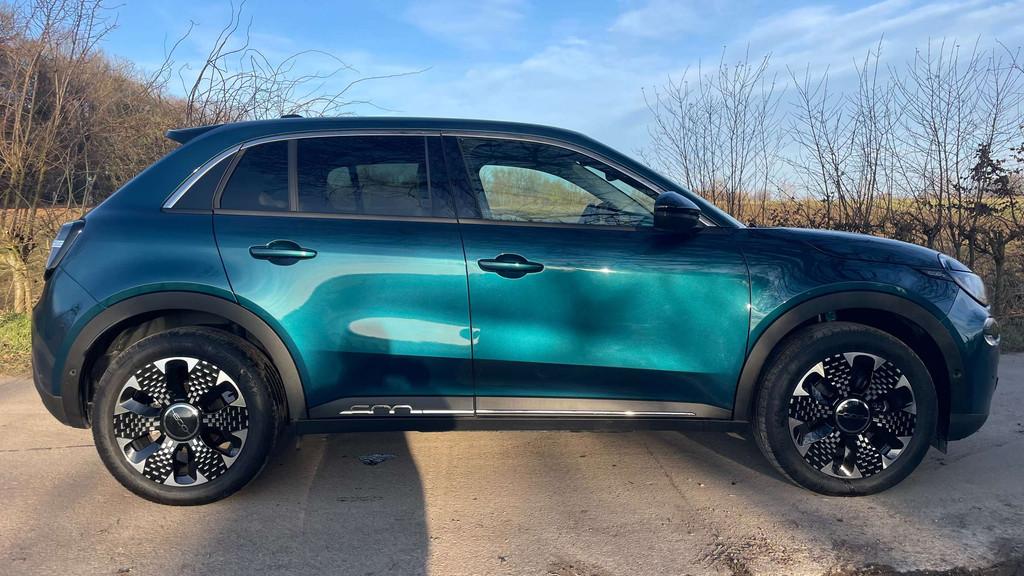 Fiat 600E e-600 54 kWh La Prima neuve full options Prix tvac, Auto's, Gebruikt, Leder, 5 zetels, 5 deurs