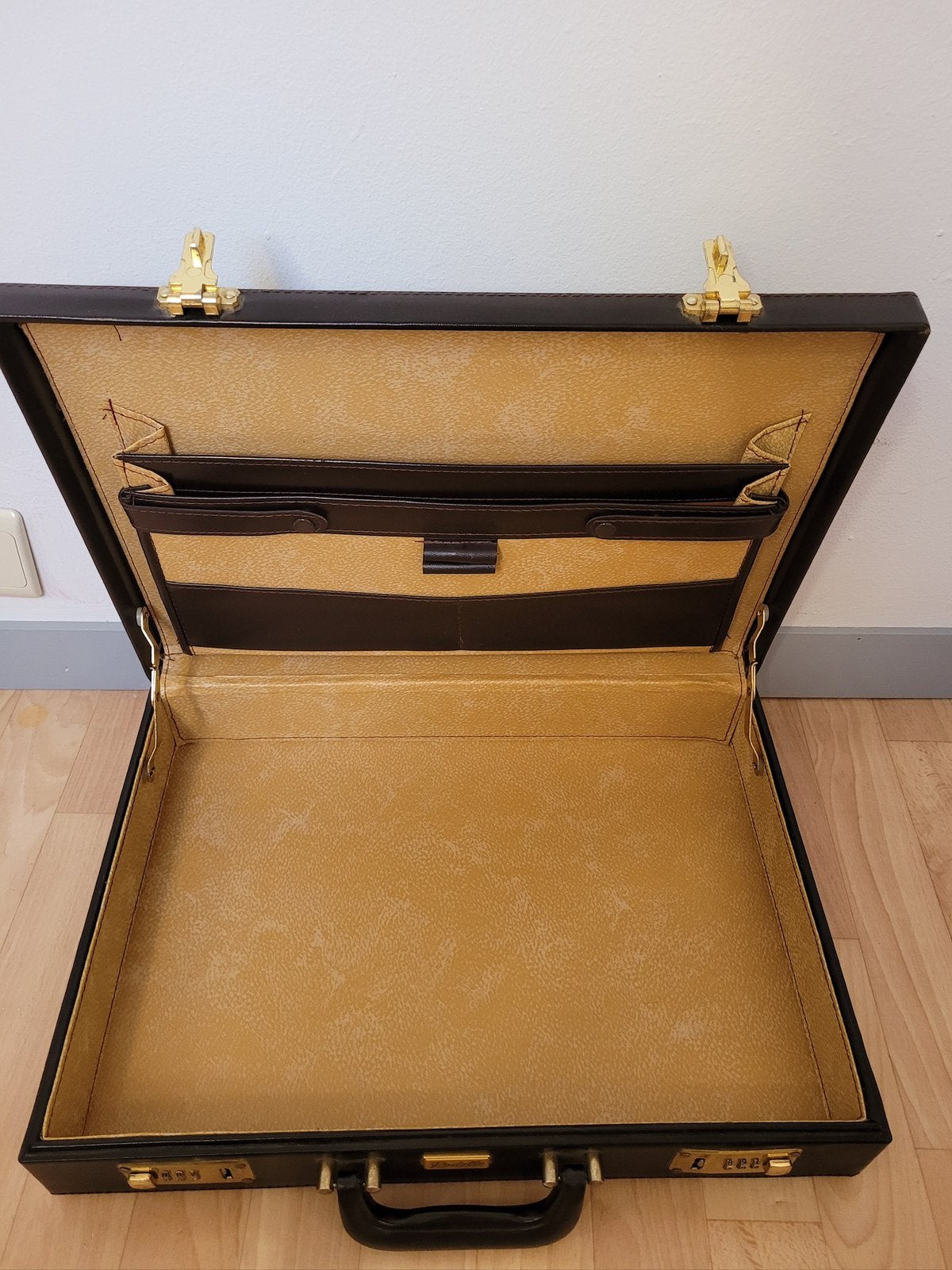 Superbe Attaché case Rodelle cuir marron neuf Prix: 75€, Enlèvement
