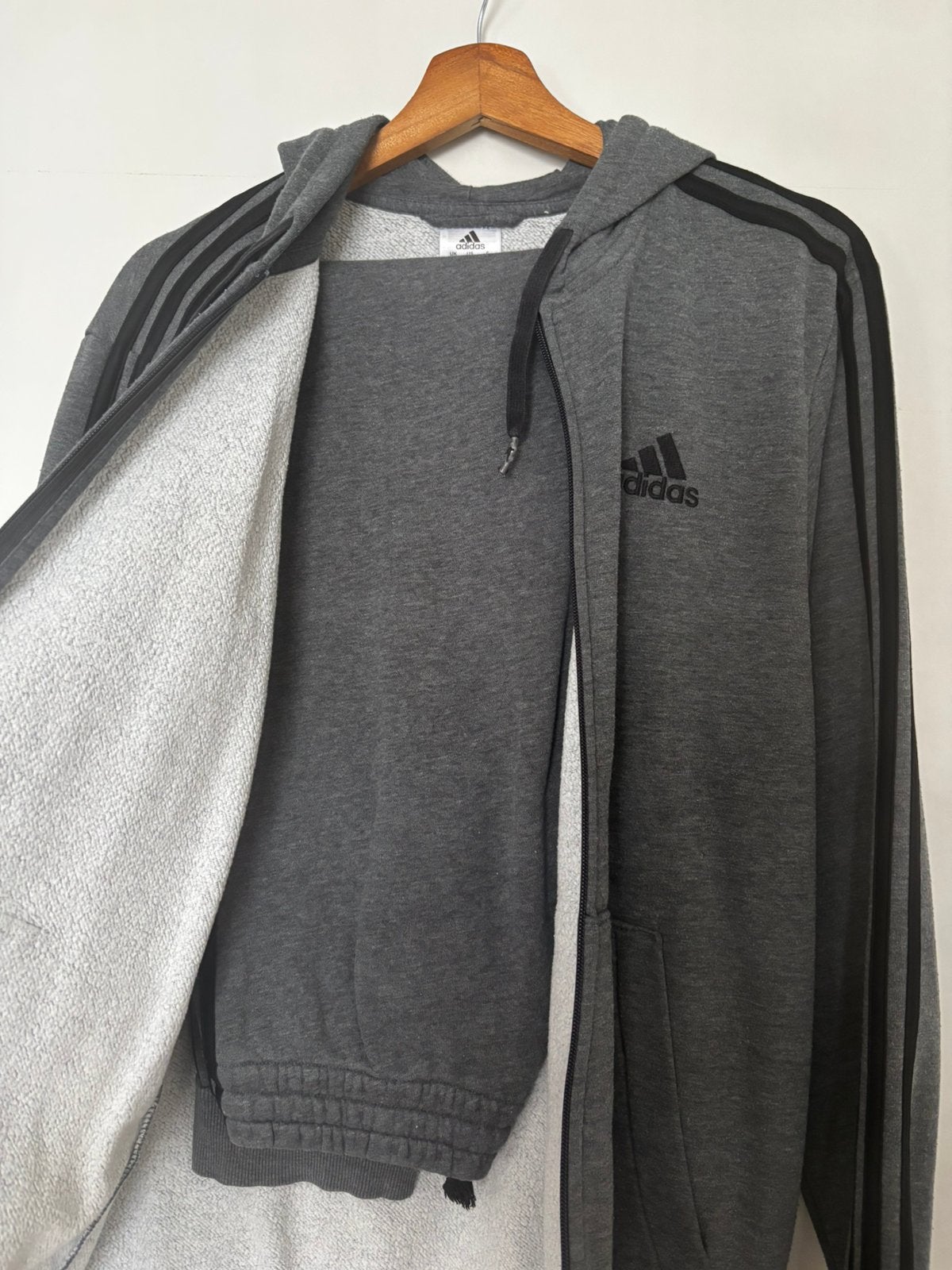 Adidas trainingspakken – zo goed als nieuw, Kleding | Heren, Sportkleding, Ophalen, Maat 48/50 (M), Zo goed als nieuw, Grijs