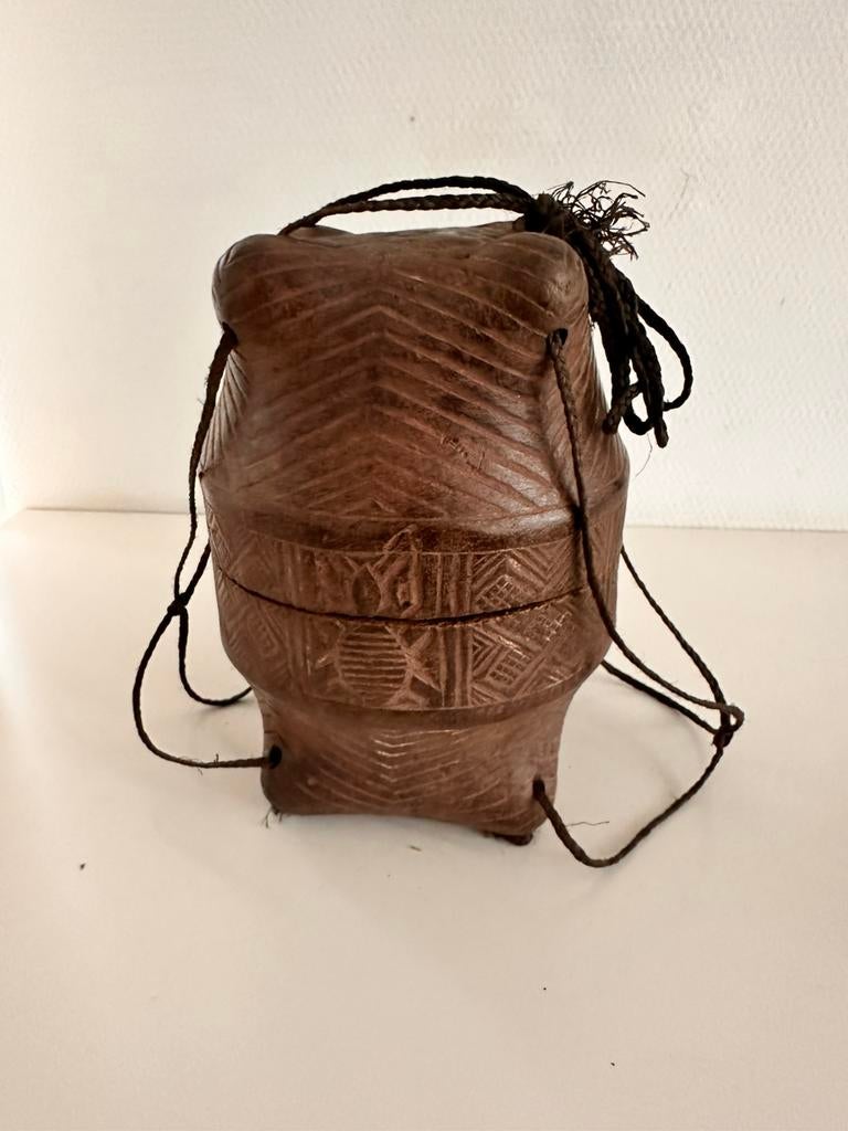 Pot Kuba Tukula antique, poudre de séquoia  du Anthropologue, Envoi