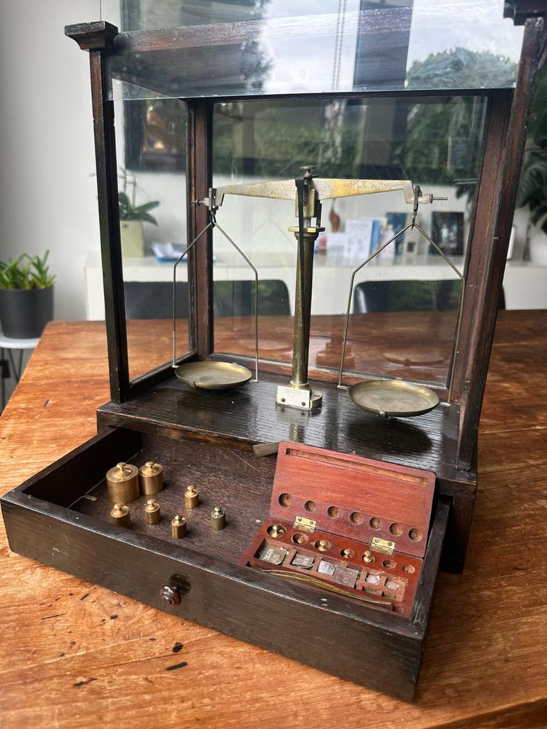 Oude apothekers weegschaal, Ophalen