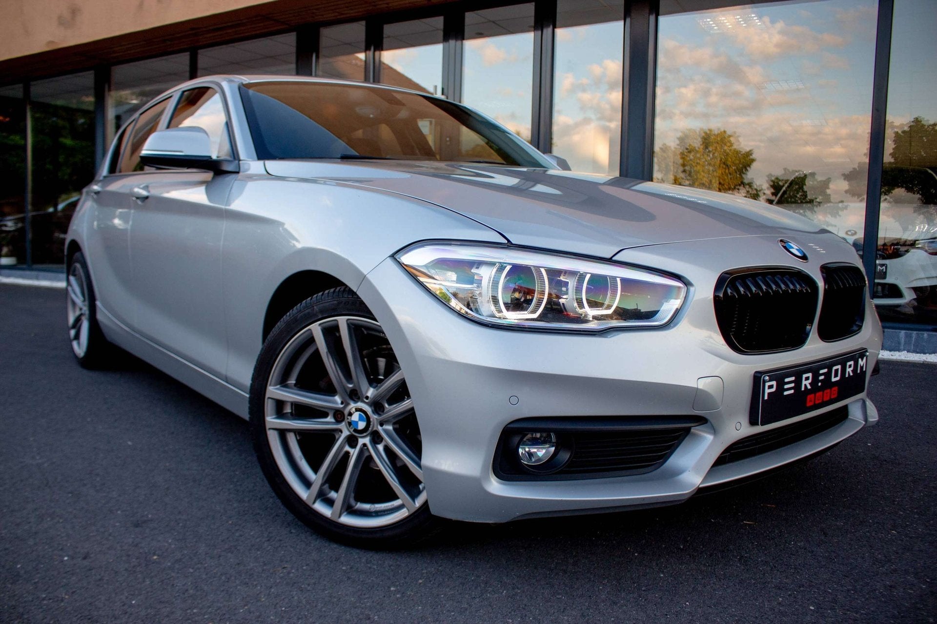 BMW 116 d*XENON*CRUISE*NAVIGATIE*EURO6*19INCH, Autos, BMW, Capteur de lumière, Argent ou Gris, Achat, Euro 6