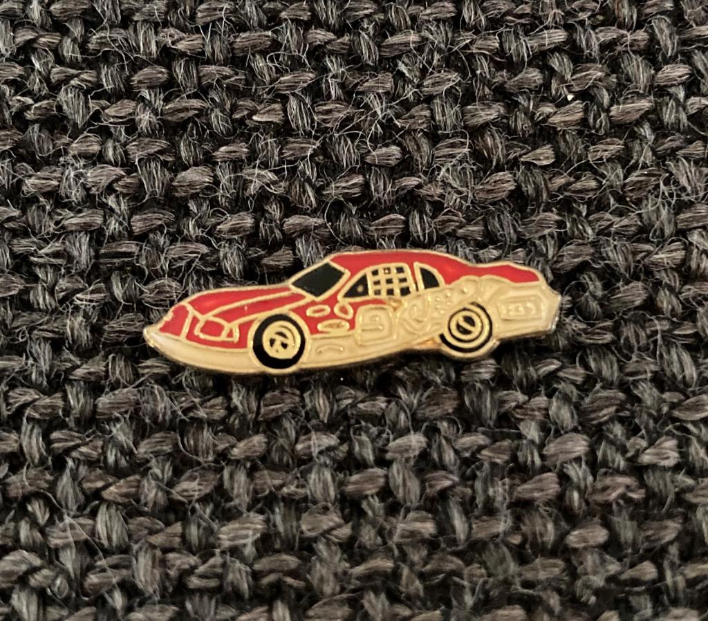 PIN - AUTO - CAR - VOITURE - RACING, Verzenden, Gebruikt, Sport, Speldje of Pin
