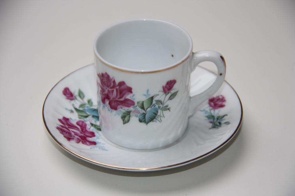 Romantisch gebloemd klein thee of koffie kopje met schotel, Gebruikt, Keramiek, Ophalen of Verzenden, Kop(pen) en/of Schotel(s)