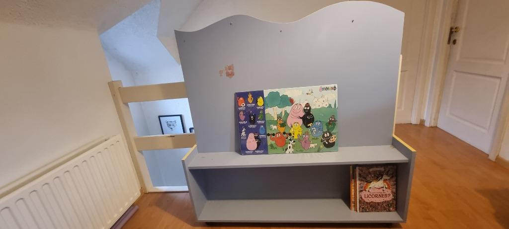 Bibliothèque enfant en bois sur roulettes, Maison & Meubles, 25 à 50 cm, Avec tablette(s), Comme neuf, 100 à 150 cm