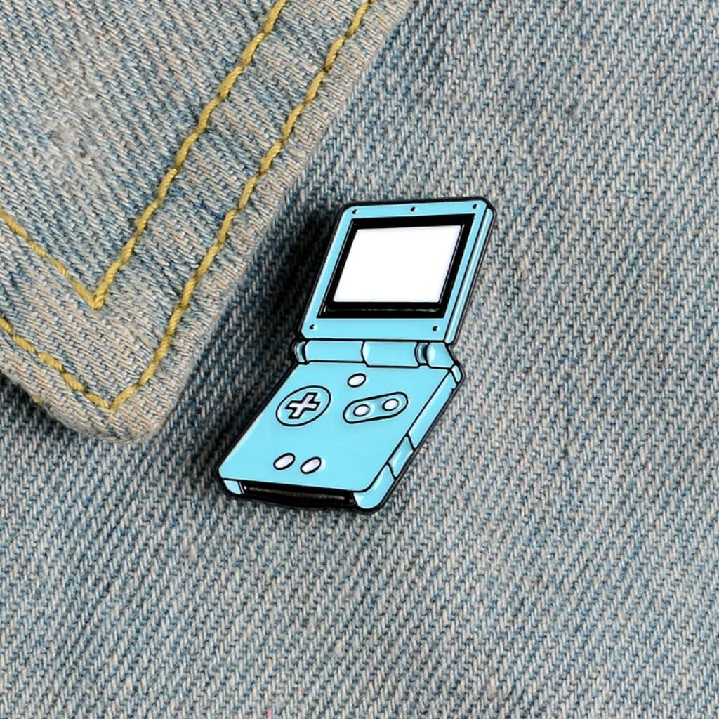 Pin emaille spelcomputer / game console - 28 x 14 mm, Ophalen of Verzenden, Nieuw, Speldje of Pin