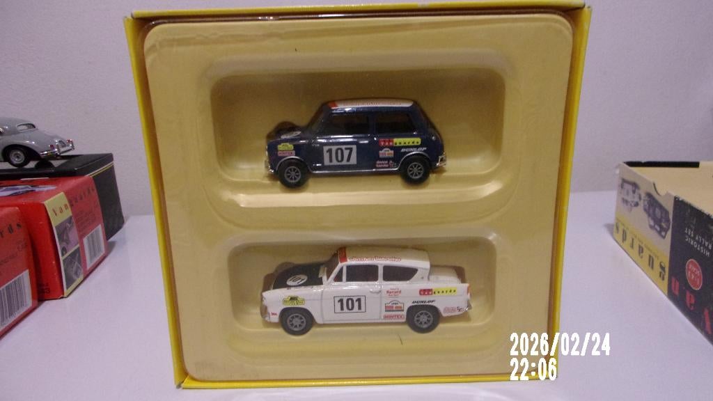Vieux & Rare coffret VANGUARDS 1/43 MINI COOPER + ANGLIA, Enlèvement ou Envoi, Comme neuf, Voiture, Vanguards
