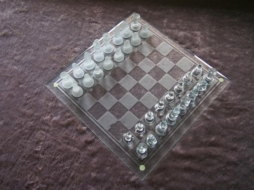 Glazen schaakbord met mat en heldere stukken, Een of twee spelers, Ophalen, Zo goed als nieuw