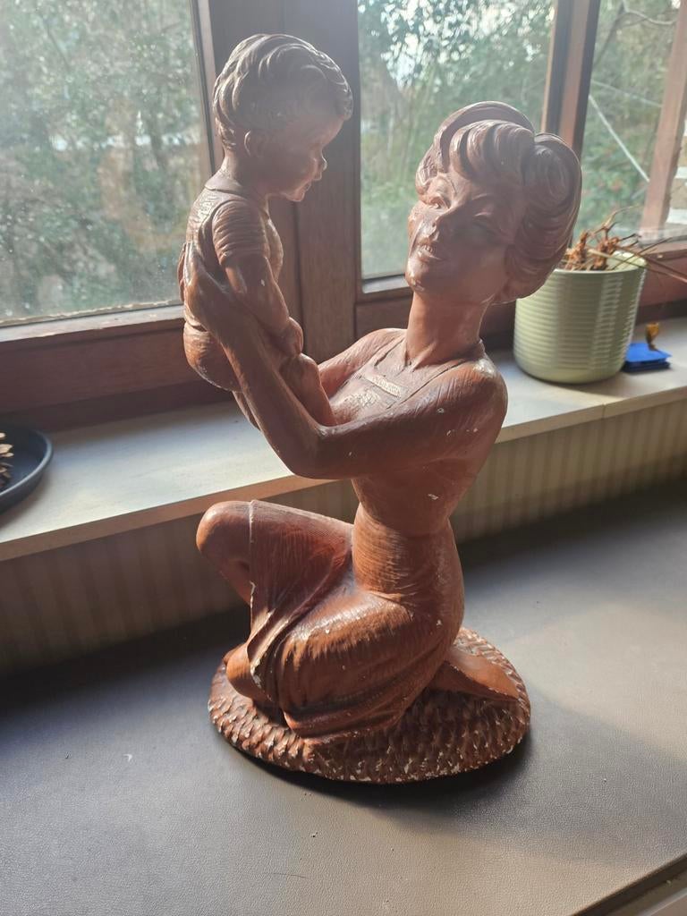 Zwaar oud beeld Moeder en kind Merlini, Enlèvement ou Envoi