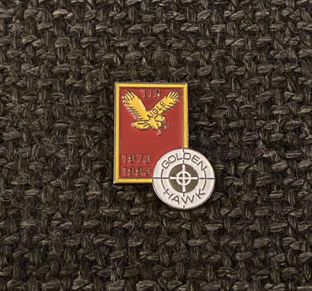 PIN - GOLDEN HAWK - AIGLE - TIR - SCHIETEN, Collections, Envoi, Utilisé, Sport, Insigne ou Pin's