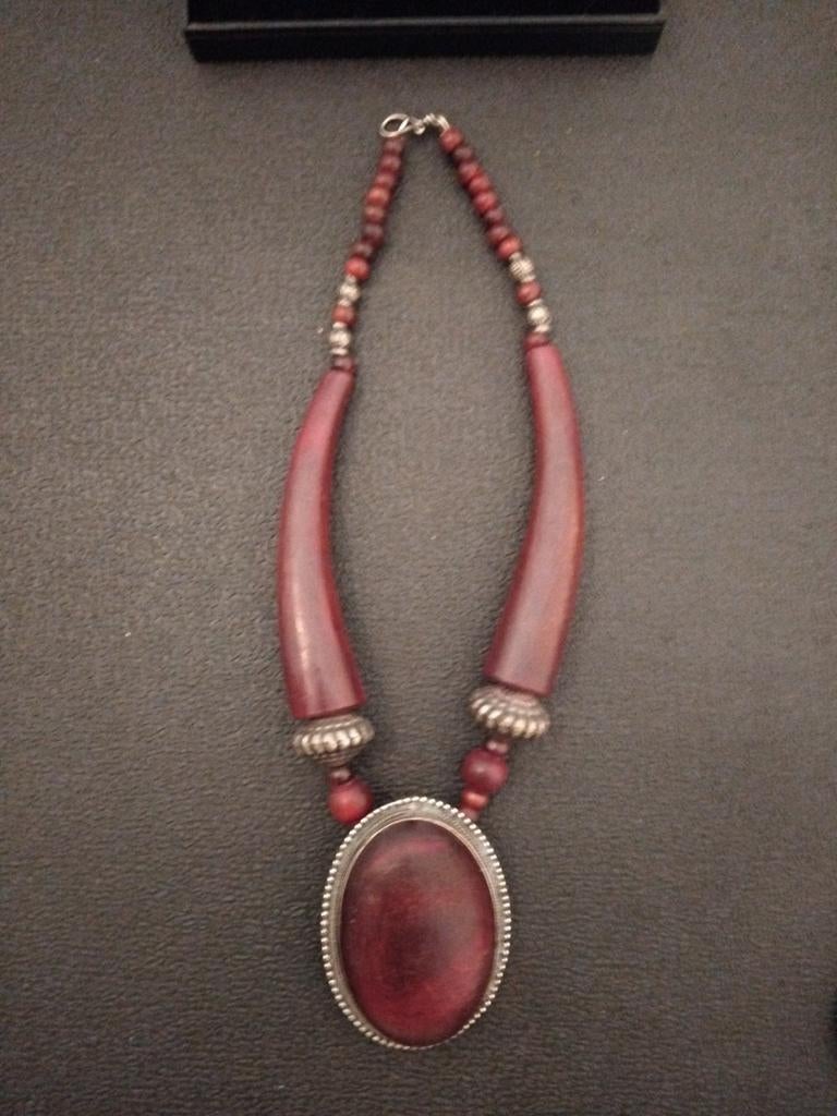 Collier en excellente état neuf jamais porté et rare, Handtassen en Accessoires, Ringen, Ophalen, Rood