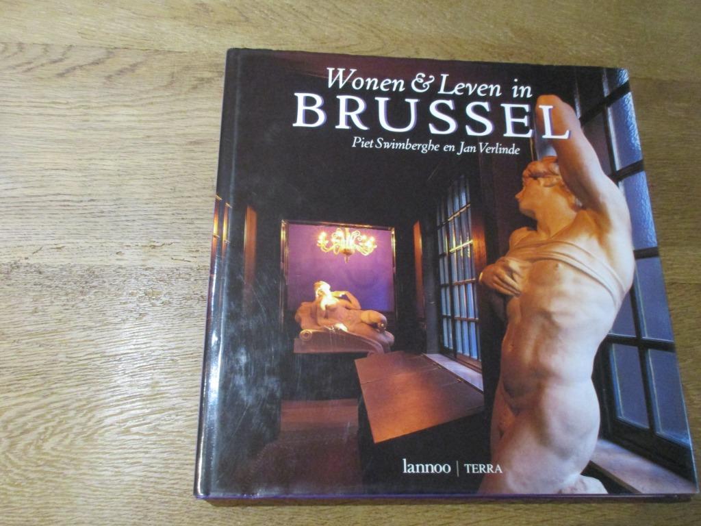WONEN & LEVEN IN BRUSSEL 40 INTERIEURS, Ophalen of Verzenden, Zo goed als nieuw