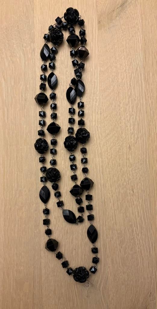 Zwarte lange parel, Handtassen en Accessoires, Kettingen, Ophalen of Verzenden, Zo goed als nieuw, Zwart, Overige materialen
