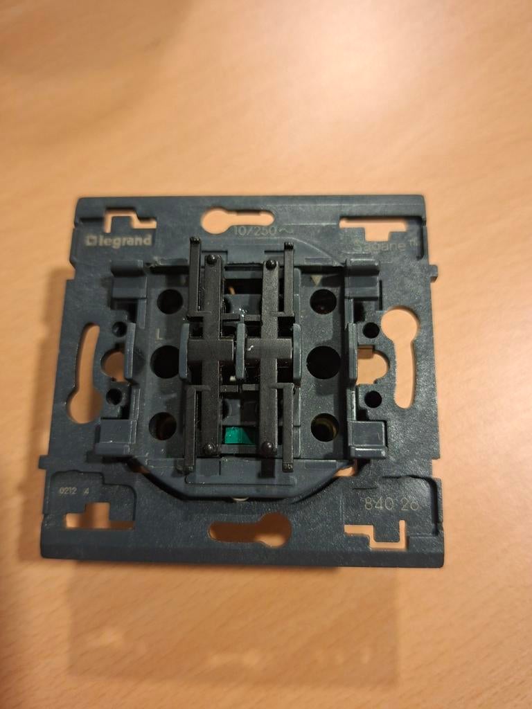 Legrand 084026 Double va-et-vient Sagane - pour commande vol, Enlèvement ou Envoi