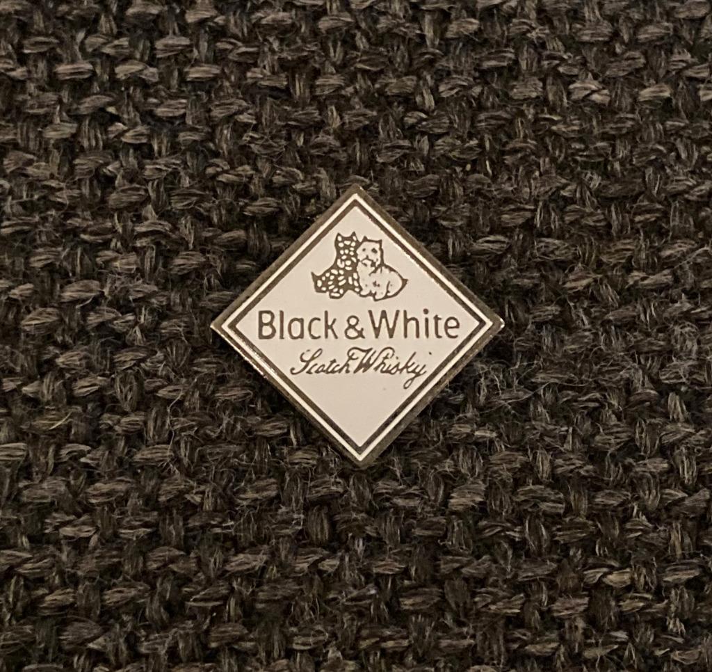 PIN - BLACK & WHITE - SCOTCH WHISKY, Verzamelen, Verzenden, Gebruikt, Merk, Speldje of Pin