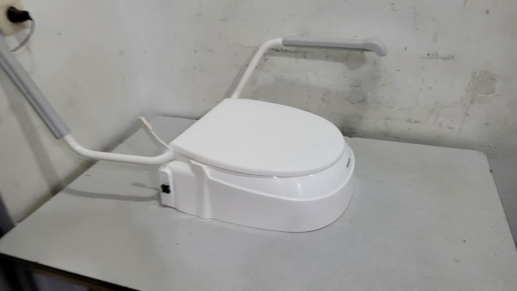 AQUATEC AT900 toiletstoelverhoger met armsteun