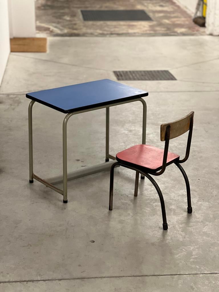 Blauwe schoolbank en zijn rode modernistische stoel, Ophalen, Gebruikt, Metaal, Eén
