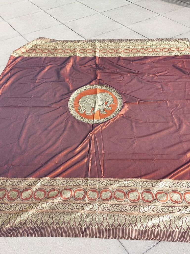 Grand tissu satiné acheté en Thaïlande motif éléphants, Enlèvement ou Envoi