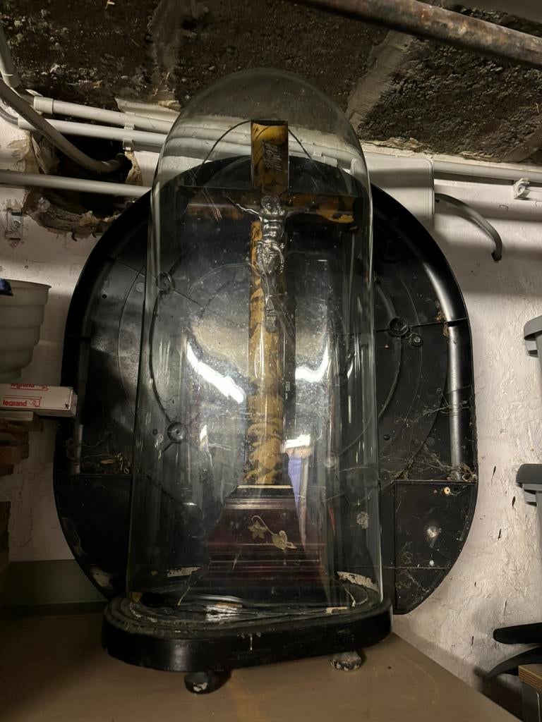 Crucifix sous globe, Antiquités & Art, Antiquités | Objets religieux, Enlèvement
