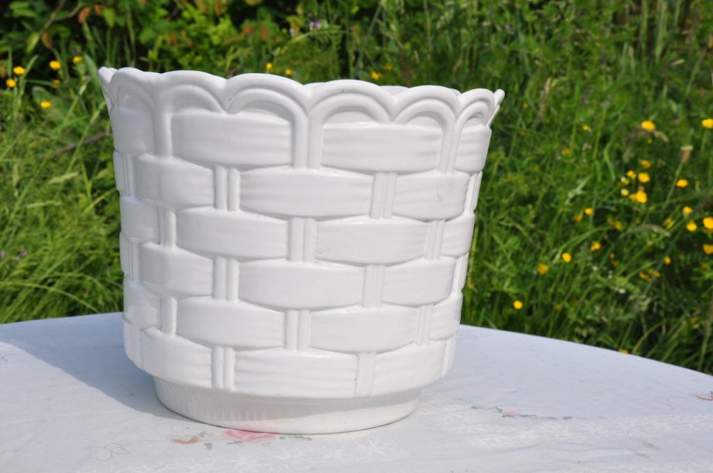 tres grand cache pot en faience blanche imitation rotin, Enlèvement ou Envoi, 25 à 40 cm, Rond, Comme neuf