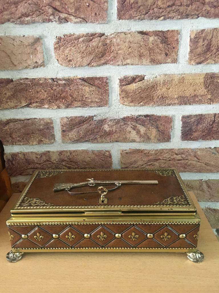 Ancienne boite a chocolats belge décor fusil