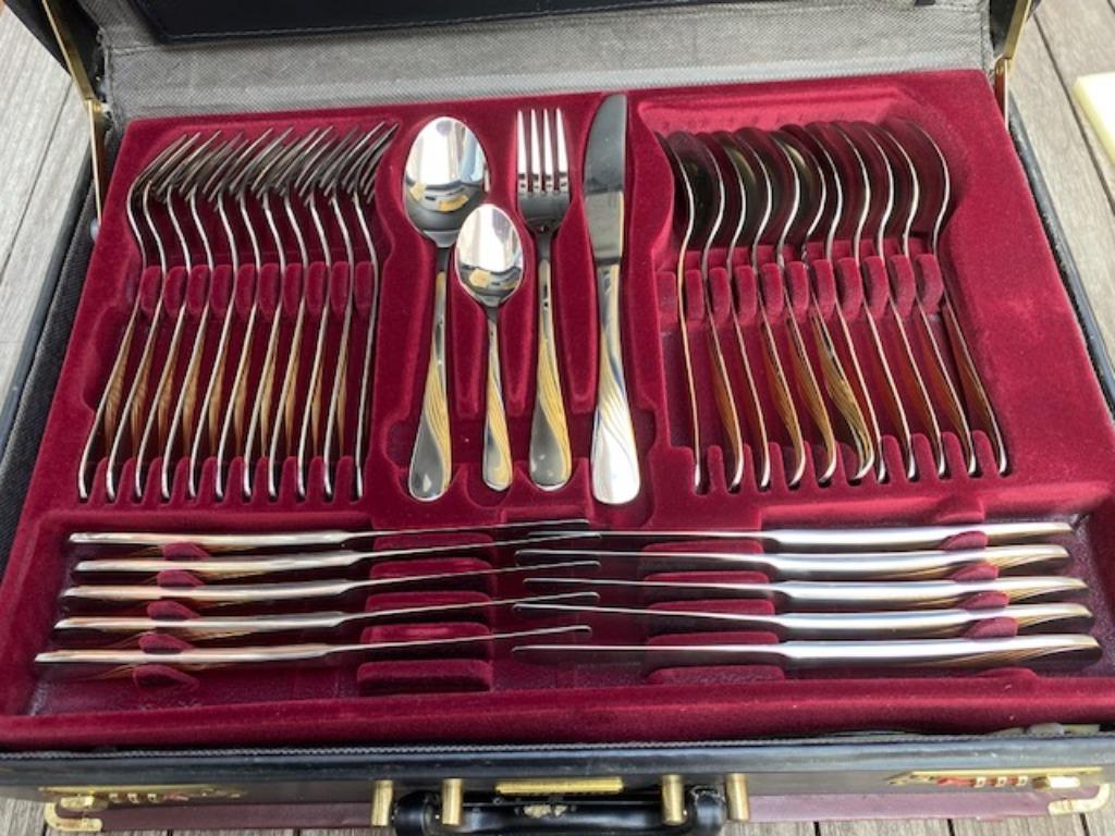 Bestekkoffer - nooit gebruikt - volledig in lederen valies!, Ophalen, Zo goed als nieuw, Bestekset, Vaatwasserbestendig