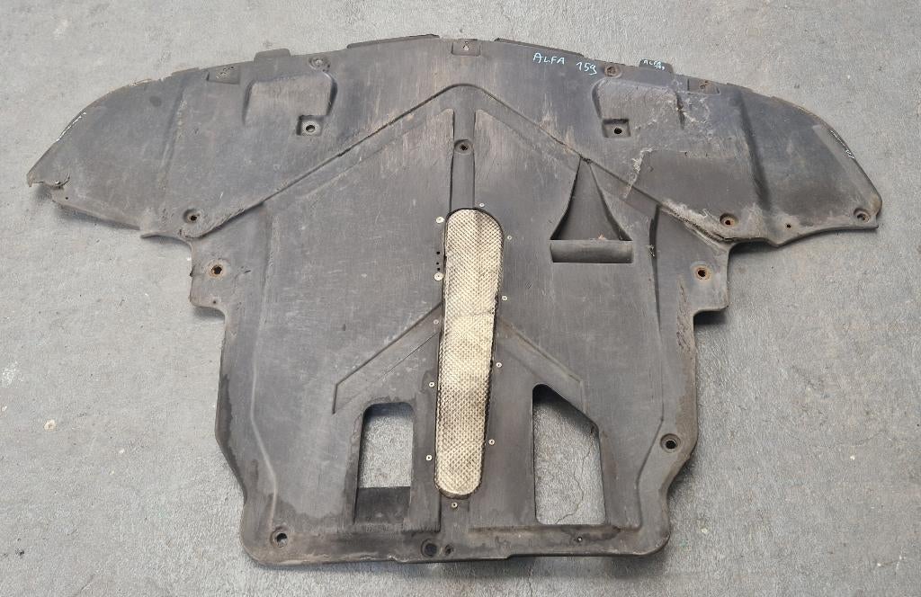 Cache sous moteur ALFA ROMEO 159 deflecteur plaque plastique, Autos : Pièces & Accessoires, Moteurs & Accessoires, Enlèvement