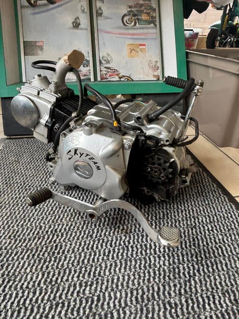Motorblok skyteam 50cc, Fietsen en Brommers, Ophalen, Zo goed als nieuw, Blok