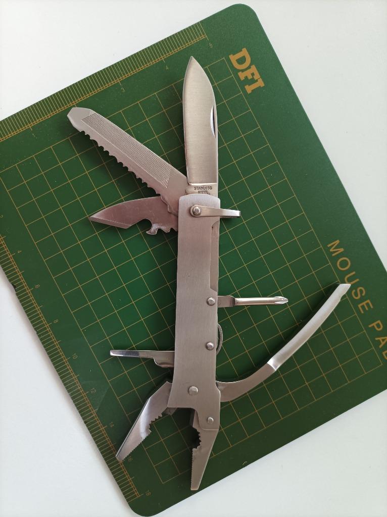 2 MULTITOOL KAMPEER- en TREKKERSMESSEN, Enlèvement ou Envoi, Comme neuf